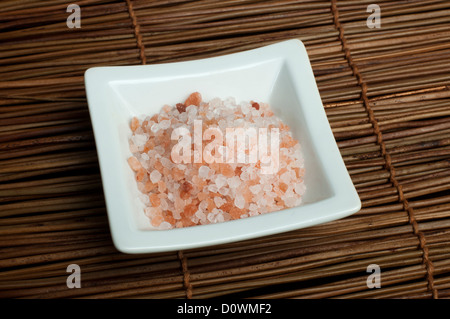 Rose et blanc naturel de l'himalaya le sel dans un bol. Des soins spa et culinaire Banque D'Images