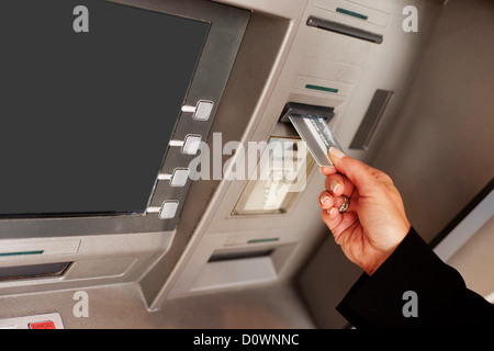 Femme à l'aide d'un distributeur automatique de billets Banque D'Images