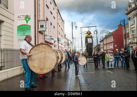 Londonderry, en Irlande du Nord, Royaume-Uni. 1er décembre 2012. Lambeg drummers à Londonderry, dans l'attente de l'incendie de l'effigie de Lundy. Banque D'Images