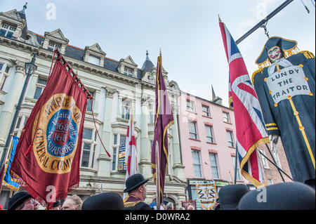 Londonderry, en Irlande du Nord, Royaume-Uni. 1er décembre 2012. Une effigie de Lundy entouré de drapeaux loyalistes à Londonderry. Banque D'Images