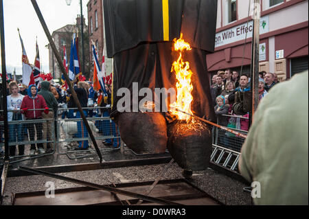 Londonderry, en Irlande du Nord, Royaume-Uni. 1er décembre 2012. Les pieds de l'effigie Lundy d'être incendiés. Banque D'Images