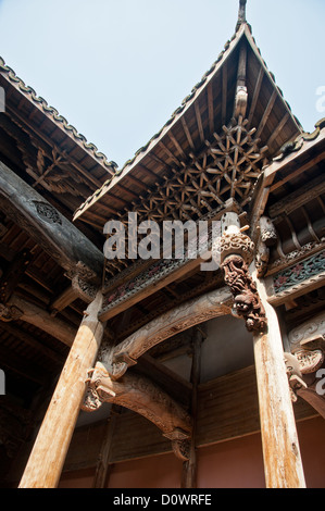Vieille maison chinoise aux poutres sculptées et eaves Banque D'Images