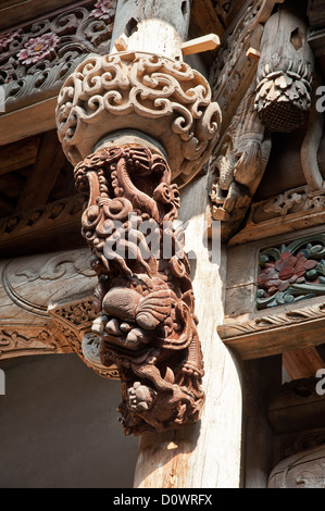 Vieille maison chinoise aux poutres sculptées et eaves Banque D'Images