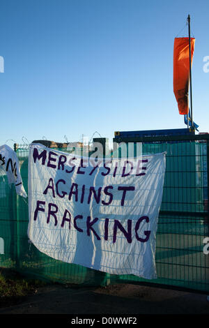 Blackpool Samedi 1er décembre 2012. Les manifestants contre un 'Dash UK au gaz' et la fracturation hydraulique pour le gaz de schiste, marchant dans les rues de Lytham St Annes, en route vers le site de forage du Caudrilla Anna's Road, off Maisons Nord Lane, St Annes, Blackpool, Lancashire. Des manifestants anti-gaz de schiste le forage d'arrêter jusqu'à ce que les risques sont évalués. Banque D'Images