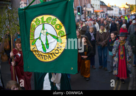 Les druides de la fondation du gui en procession à leur cérémonie annuelle pour célébrer le pouvoir du gui dans la ville rurale de Tenbury Wells, Worcestershire, Angleterre, RU Banque D'Images