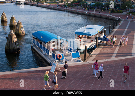 Une rangée de vieux-style les dauphins et deux taxis de l'eau dans le port intérieur de Baltimore, Banque D'Images