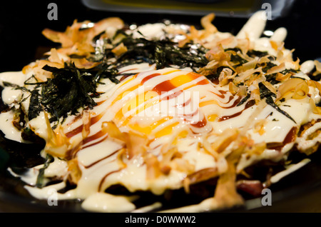 Japon - nourriture pizza japonaise Okonomiyaki est Banque D'Images