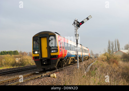 British Rail Class 158 East Midlands passe par Whittlesey en direction de Peterborough. Banque D'Images