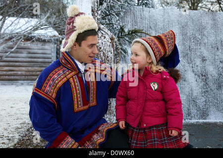 Dans la banque du village d'Elf, Laponie Royaume-Uni, Bewl Water, Kent, Royaume-Uni.Enfant de caractère sami. Banque D'Images