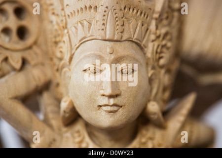 Vishnu sculpté à la main, Garuda, Nagas statue en bois en provenance de Bali Banque D'Images