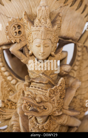 Vishnu sculpté à la main, Garuda, Nagas statue en bois de Bali sur fond blanc Banque D'Images