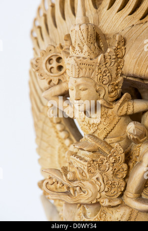 Vishnu sculpté à la main, Garuda, Nagas statue en bois de Bali sur fond blanc Banque D'Images