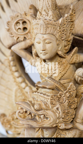 Vishnu sculpté à la main, Garuda, Nagas statue en bois de Bali sur fond blanc Banque D'Images