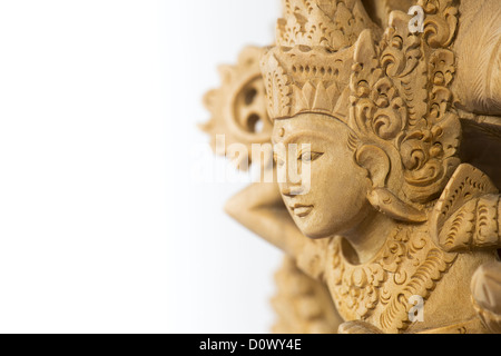 Vishnu sculpté à la main, Garuda, Nagas statue en bois de Bali sur fond blanc Banque D'Images