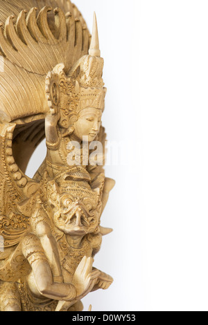 Vishnu sculpté à la main, Garuda, Nagas statue en bois de Bali sur fond blanc Banque D'Images