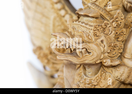 Vishnu sculpté à la main, Garuda, Nagas statue en bois de Bali sur fond blanc Banque D'Images