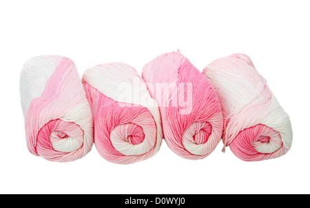 Écheveaux de fil blanc et rose sur fond blanc Banque D'Images