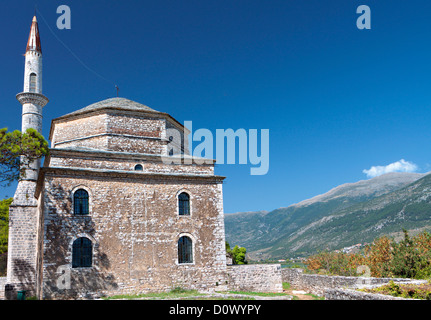 Son château de Kale et la mosquée de Fethiye à ville de Ioannina en Grèce Banque D'Images