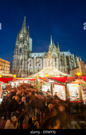 Occupé à Cologne Marché de Noël à la Cathédrale de nuit en hiver, Allemagne Banque D'Images