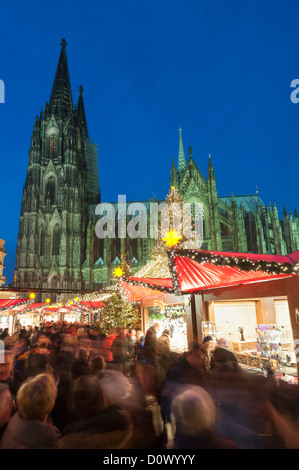 Occupé à Cologne Marché de Noël à la Cathédrale de nuit en hiver, Allemagne Banque D'Images