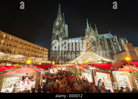 Occupé à Cologne Marché de Noël à la Cathédrale de nuit en hiver, Allemagne Banque D'Images