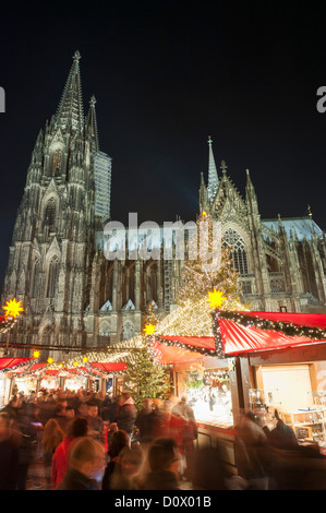 Occupé à Cologne Marché de Noël à la Cathédrale de nuit en hiver, Allemagne Banque D'Images