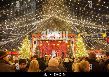 Occupé à Cologne Marché de Noël à la Cathédrale de nuit en hiver, Allemagne Banque D'Images