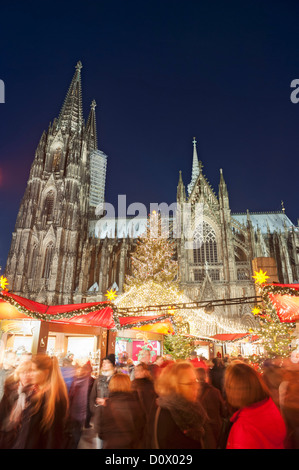 Occupé à Cologne Marché de Noël à la Cathédrale de nuit en hiver, Allemagne Banque D'Images