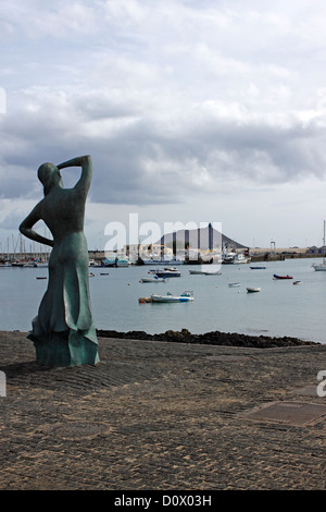 Le Monument aux marins disparus ET LES PÊCHEURS À CORRALEJO. FUERTEVENTURA. Île des Canaries. Banque D'Images