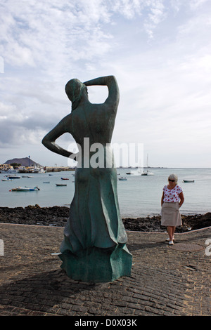 Le Monument aux marins disparus ET LES PÊCHEURS À CORRALEJO. FUERTEVENTURA. Île des Canaries. Banque D'Images