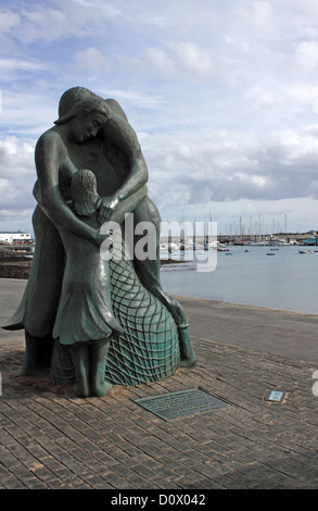 Le Monument aux marins disparus ET LES PÊCHEURS À CORRALEJO. FUERTEVENTURA. Île des Canaries. Banque D'Images