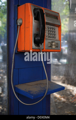 Bucarest, Roumanie, cabine téléphonique sur le Boulevard de l'Association Banque D'Images