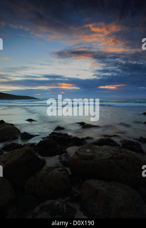 Les couleurs au coucher du soleil, plage de Perran, ville de St Ives, Cornwall County ; Angleterre ; UK Banque D'Images