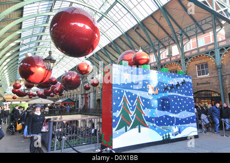 Covent Garden, Londres, Royaume-Uni. 2 décembre 2012. La première porte est ouverte sur le calendrier de l'Avent Lego. Un calendrier de l'Avent Lego géant à Covent Garden, construit par Duncan Titmarsh de 600 000 briques. Banque D'Images