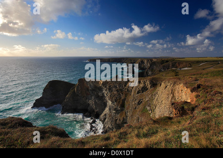 L'été au Bedruthan Steps sea stacks, Carnewas, de l'île Cornwall County ; Angleterre ; UK Banque D'Images