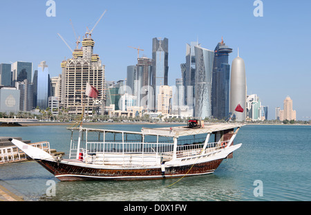 A dow offrant des voyages autour de la ligne de la baie de Doha pour Corniche, au Qatar, en décembre 2012. Banque D'Images