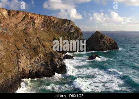 L'été au Bedruthan Steps sea stacks, Carnewas, de l'île Cornwall County ; Angleterre ; UK Banque D'Images