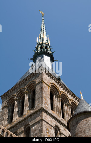 Archange Michael au sommet de la spire, église, abbaye, le Mont-St-Michell, Normandie, France. UNESCO, site du patrimoine mondial Banque D'Images