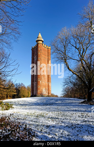 Eva King Tower est un160ft triangulaire haute folie brique construit sur la frontière Somerset/Wiltshire Stourhead dans le cadre de l'estate. Banque D'Images