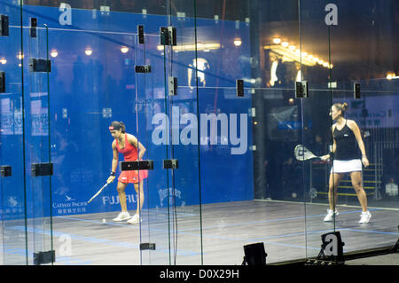 Finale femmes de Cathay Pacific Sun Hung Kai Hong Kong financière Squash Open 2012- 2 déc, 2012. Nicol David vs Camille Serme. Banque D'Images