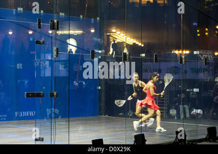 Finale femmes de Cathay Pacific Sun Hung Kai Hong Kong financière Squash Open 2012- 2 déc, 2012. Nicol David vs Camille Serme. Banque D'Images