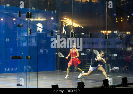 Finale femmes de Cathay Pacific Sun Hung Kai Hong Kong financière Squash Open 2012- 2 déc, 2012. Nicol David vs Camille Serme. Banque D'Images