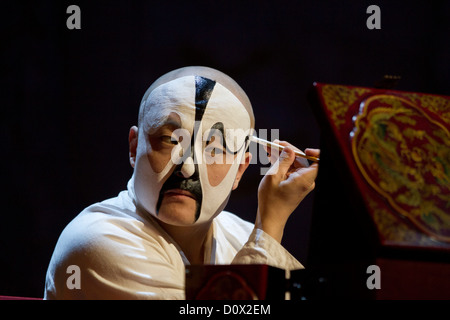 Un personnage principal l'application de maquillage à sa face avant d'une salle de spectacles de l'Opéra de Pékin à Beijing, Chine Banque D'Images