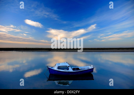 Les couleurs du crépuscule sur un bateau de pêche dans le village de Blakeney Harbour sur la côte nord du comté de Norfolk, England, UK Banque D'Images