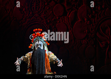 L'acteur principal d'une femme en costume traditionnel en photo lors d'une performance de l'Opéra de Pékin à Beijing, Chine Banque D'Images