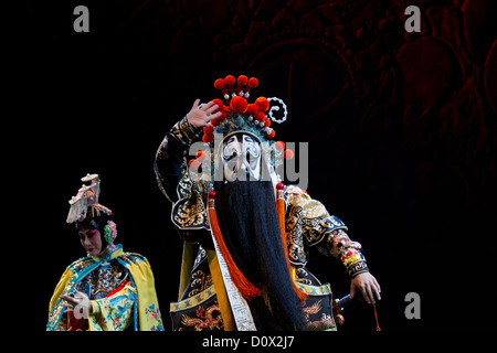 Les principaux acteurs en costume traditionnel en photo lors d'une performance de l'Opéra de Pékin dans un théâtre à Beijing, Chine Banque D'Images
