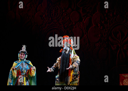 Les principaux acteurs en costume traditionnel en photo lors d'une performance de l'Opéra de Pékin dans un théâtre à Beijing, Chine Banque D'Images