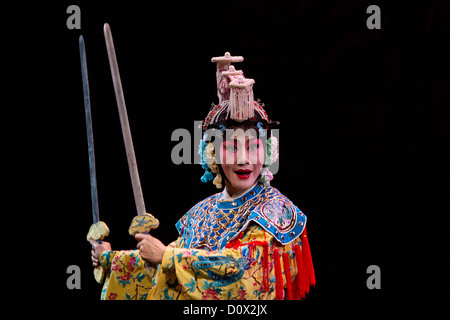 L'acteur principal d'une femme en costume traditionnel et d'épées en photo lors d'une performance de l'Opéra de Pékin à Beijing, Chine Banque D'Images