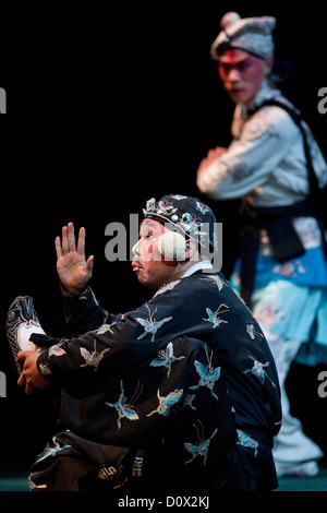 Deux joutes de personnages masculins en costumes traditionnels lors d'une performance de l'Opéra de Pékin pour les touristes dans un théâtre à Beijing Banque D'Images