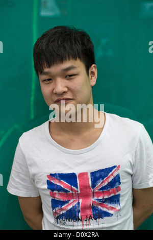 Un jeune homme chinois portant un t-shirt blanc avec un drapeau britannique Union Jack imprimé sur elle, photographié à Beijing, Chine Banque D'Images